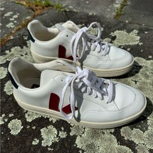 Veja V-12 Women’s Sneakers Size 9 Like New